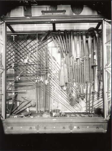 Musée des antiquités nationales. Premier étage. Vue de la salle de comparaison. Détail de la vitrine 32 (Australie et Océanie). Mélanésie occidentale. Nouvelles-Hébrides