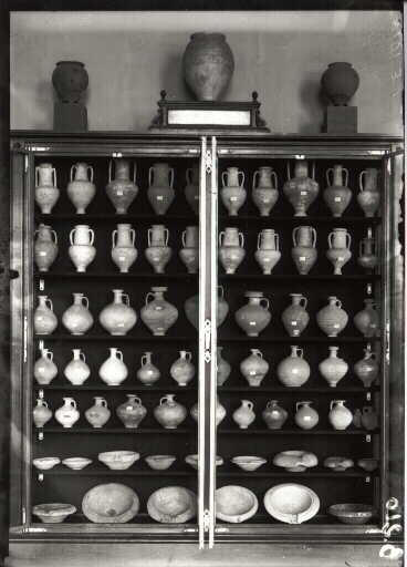 Musée des antiquités nationales. Premier étage. Vue de la salle XV. (Céramique ornée, verrerie et bronze émaillé. I. Céramique ornée). Détail de la vitrine 16