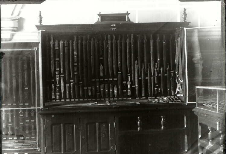 Musée des antiquités nationales. Deuxième étage. Salle V. (Outils et armes de bronze. La Gaule après l'introduction des métaux). Détail de la vitrine 11. Epées et poignards de bronze