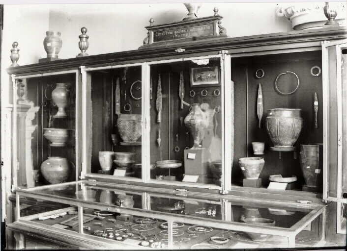Musée des antiquités nationales. Deuxième étage. Salle IX. (Sépultures gauloises de la Marne). Vue d'ensemble de la vitrine 3. Sépulture de Thuisy et de Saint-Jean-sur-Tourbe