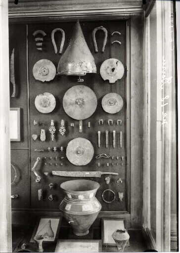 Musée des antiquités nationales. Deuxième étage. Salle IX. (Sépultures gauloises de la Marne). Détail de la vitrine 10. Objets provenant de la sépulture de Berru
