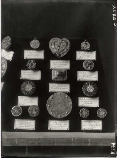 Musée des antiquités nationales. Deuxième étage. Salle du Trésor. Détail d'une vitrine de fibules mérovingiennes
