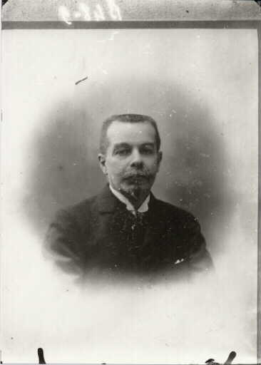Portrait d'archéologue. Henri Lechat (1862-1925). Portrait en buste, de face