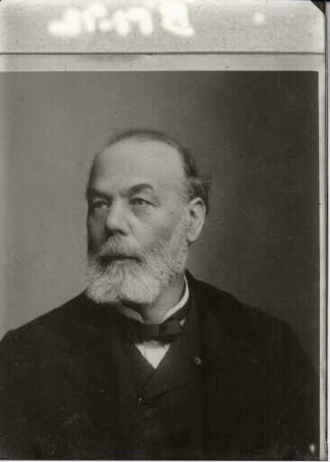 Portrait d'archéologue. Paul Foucart (1836-1926). Portrait en buste, de trois-quarts gauche