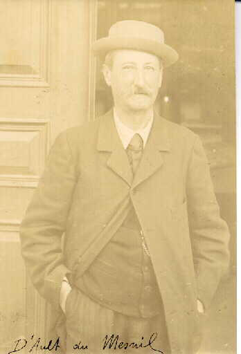 Portrait d'archéologue. Geoffroy d'Ault du Mesnil (1843-1921). Portrait en pied, en redingote et chapeau, mains dans les poches, devant un portail