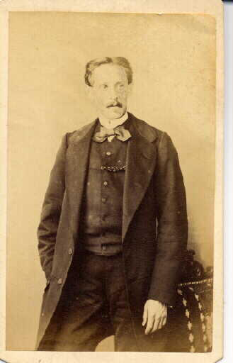 Portrait d'archéologue. Geoffroy d'Ault du Mesnil (1843-1921). Portrait en pied, en redingote, visage de trois-quarts droit