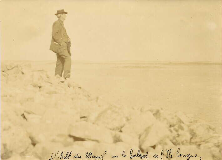 Portrait d'archéologue. Geoffroy d'Ault du Mesnil (1843-1921). Instantané pris en extérieur (l'île Longue, Brest, Finistère) D'ault du Mesnil sur le Salgal (?) de l'Ile longue