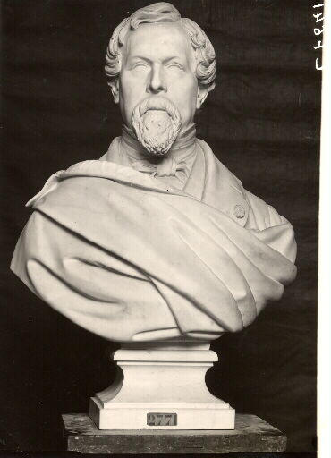 Portrait d'archéologue. Buste sculpté de Charles Louis Napoléon (1808-1873). Vue de face d'un marbre sur piédouche (inv. MAN 2771)