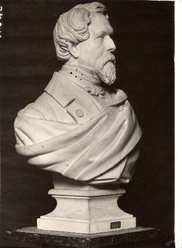 Portrait d'archéologue. Buste sculpté de Charles Louis Napoléon (1808-1873). Vue de trois-quarts droit d'un marbre sur piédouche (inv.MAN 2771)