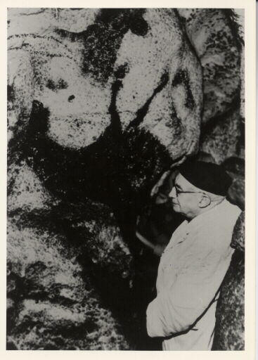 Portrait d'archéologue. Portrait de l'abbé Henri Breuil (1877-1961). Instantané pris devant le cheval renversé du fond du diverticule axial de la grotte de Lascaux (Montignac, Dordogne)