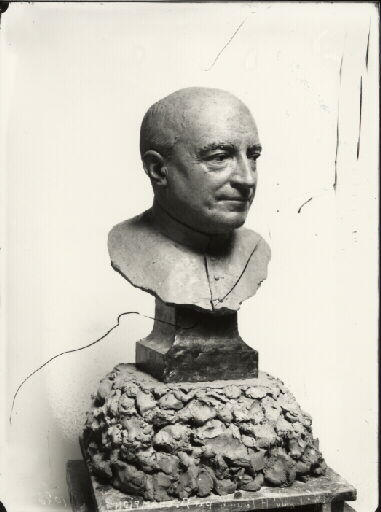 Portrait d'archéologue. Portrait de l'abbé Henri Breuil (1877-1961) en buste. Vue de trois-quarts droit d'un modelage original en terre par Benoît Claude Champion