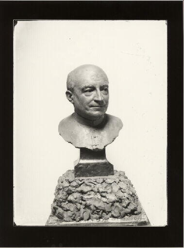 Portrait d'archéologue. Portrait de l'abbé Henri Breuil (1877-1961) en buste. Vue de trois-quarts droit d'un modelage original en terre par Benoît Claude Champion