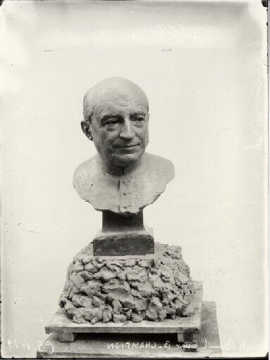 Portrait d'archéologue. Portrait de l'abbé Henri Breuil (1877-1961) en buste. Vue de face d'un modelage original en terre par Benoît Claude Champion