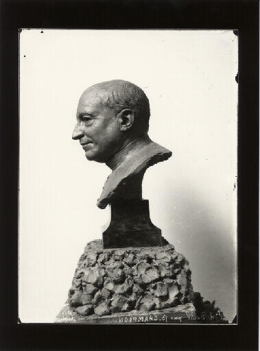 Portrait d'archéologue. Portrait de l'abbé Henri Breuil (1877-1961) en buste. Vue de profil gauche d'un modelage original en terre par Benoît Claude Champion