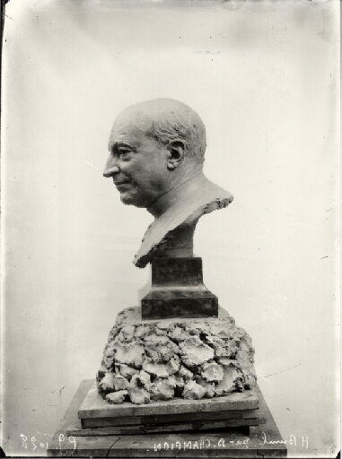 Portrait d'archéologue. Portrait de l'abbé Henri Breuil (1877-1961) en buste. Vue de profil gauche d'un modelage original en terre par Benoît Claude Champion