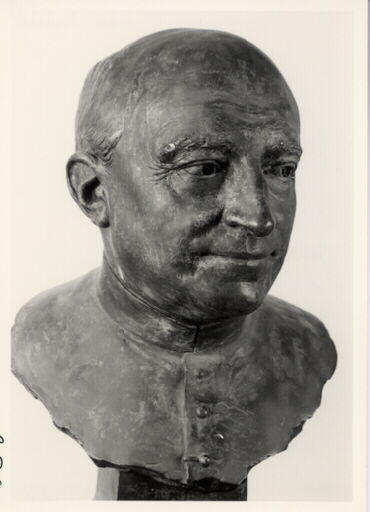 Portrait d'archéologue. Portrait de l'abbé Henri Breuil (1877-1961) en buste par Benoît Claude Champion. Vue de trois-quarts gauche d'un tirage plâtre patiné