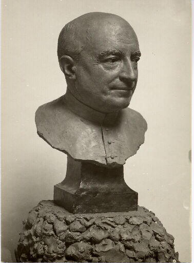 Portrait d'archéologue. Portrait de l'abbé Henri Breuil (1877-1961) en buste. Vue de trois-quarts gauche d'un modelage original en terre par Benoît Claude Champion
