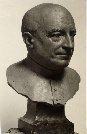 Portrait d'archéologue. Portrait de l'abbé Henri Breuil (1877-1961) en buste. Vue de trois-quarts gauche d'un modelage original en terre par Benoît Claude Champion