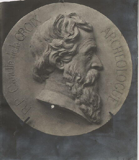 Portrait d'archéologue. Portrait sculpté en médaille de Paul Camille de la Croix (1831-1911). Vue d'un relief original en terre par Jules Robuchon. Signé, daté 1907