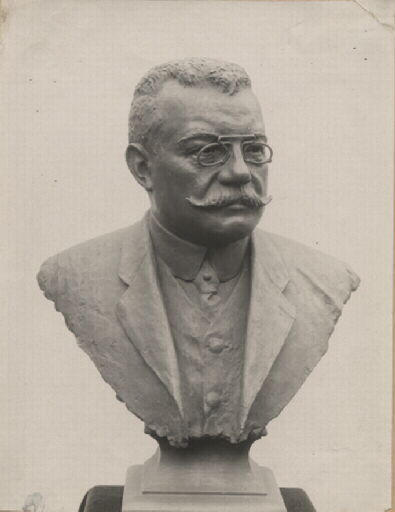 Portrait d'archéologue. Buste sculpté de Joseph Déchelette (1862-1914) par Benoît Claude Champion Vue de trois-quarts droit d'un tirage plâtre patiné sur socle mouluré