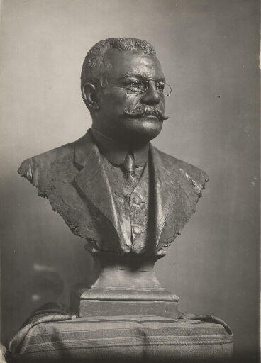 Portrait d'archéologue. Buste sculpté de Joseph Déchelette (1862-1914) par Benoît Claude Champion. Vue de trois-quarts droit d'un tirage bronze patiné sur socle mouluré