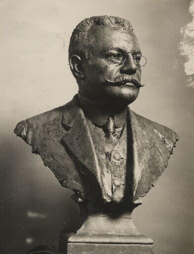 Portrait d'archéologue. Buste sculpté de Joseph Déchelette (1862-1914) par Benoît Claude Champion Vue de trois-quarts droit d'un tirage bronze patiné sur socle mouluré