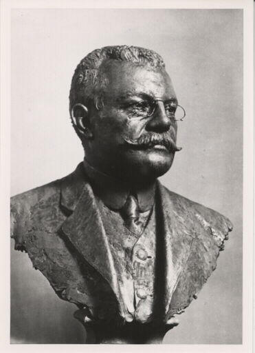 Portrait d'archéologue. Buste sculpté de Joseph Déchelette (1862-1914) par Benoît Claude Champion Vue de trois-quarts droit d'un tirage bronze patiné sur socle mouluré