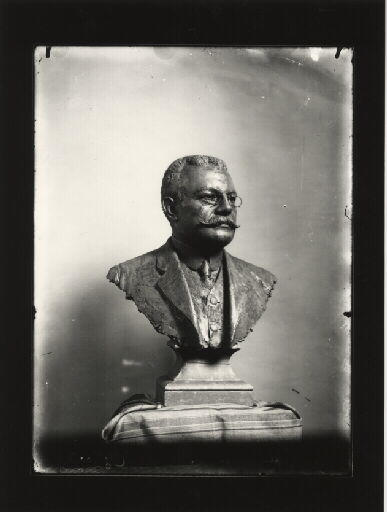 Portrait d'archéologue. Buste sculpté de Joseph Déchelette (1862-1914) par Benoît Claude Champion Vue de trois-quarts gauche d'un tirage bronze patiné sur socle mouluré