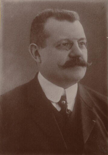 Portrait d'archéologue. Portrait en buste de Joseph Déchelette (1862-1914). Vue de trois-quarts droit