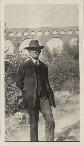 Portrait d'archéologue. Portrait instantané de Jacques Henri Espérandieu (1829-1874) devant le pont du Gard