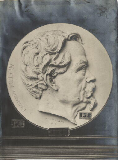 Portrait d'archéologue. Portrait en médaille de Benjamin Fillon (1819-1881). Vue d'un relief en terre ou d'un tirage plâtre d'un relief par J. Robuchon, daté 1891