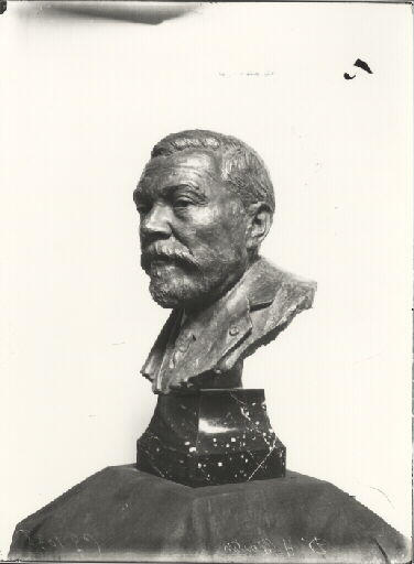 Portrait d'archéologue. Buste sculpté de Léon Henri-Martin (1869-1927). Vue de trois-quarts gauche d'un tirage bronze patiné