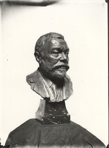 Portrait d'archéologue. Buste sculpté de Léon Henri-Martin (1869-1927). Vue de trois-quarts droit d'un tirage bronze patiné