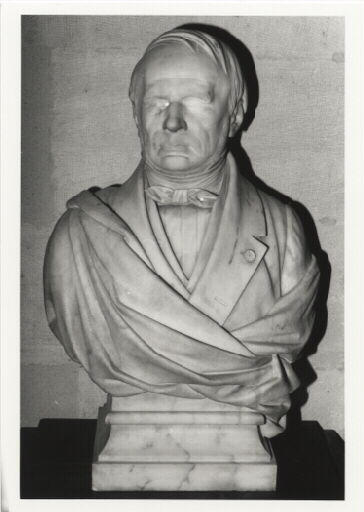 Portrait d'archéologue. Edouard Lartet (1801-1871). Vue de face d'un buste en marbre sur socle mouluré (par Louis Rochet, sculpteur, 1874)