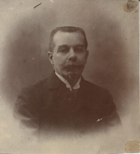 Portrait d'archéologue. Henri Lechat (1862-1925). Portrait en buste, de face