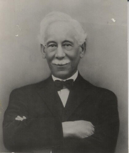 Portrait d'archéologue. Sylvain Lévi (1863-1935) en buste, bras croisés