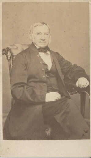 Portrait d'archéologue. Portraits de S. Nilson assis dans un fauteuil, visage de trois-quarts droit