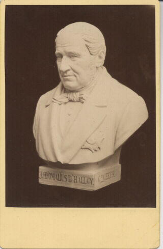 Portrait d'archéologue. Portrait en buste du Baron Jean-Baptiste d'Omalius d'Halloy (1783-1875). Vue de trois-quarts gauche d'un tirage plâtre non patiné