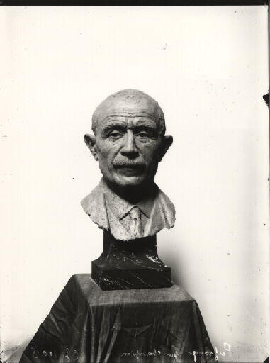 Portrait d'archéologue. Portrait en buste de Denis Peyrony (1869-1954). Vue de face d'un tirage plâtre patiné (Champion, sculpteur)