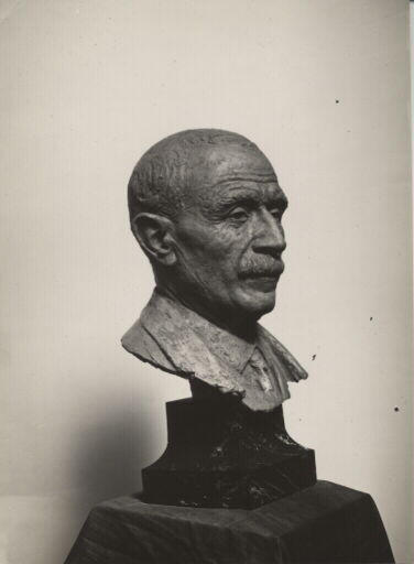 Portrait d'archéologue. Portrait en buste de Denis Peyrony (1869-1954). Vue de trois-quarts droit d'un tirage plâtre patiné (Champion, sculpteur)