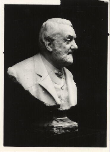 Portrait d'archéologue. Portrait en buste d'Edouard Piette (1827-1906). Vue de profil droit d'un marbre sur piédouche (Champion, sculpteur)