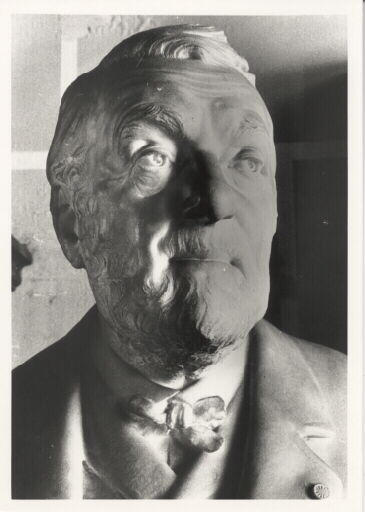 Portrait d'archéologue. Portrait en buste d'Edouard Piette (1827-1906). Vue rapprochée de face du marbre placé dans la salle Piette (Benoît Claude Champion, sculpteur)