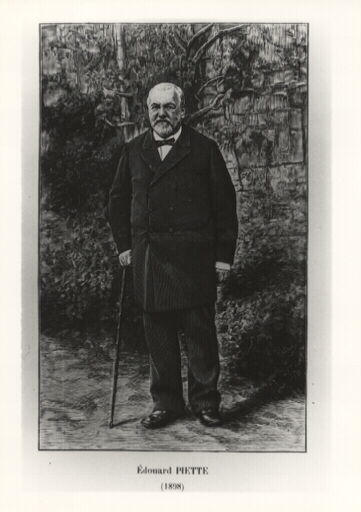 Portrait d'archéologue. Portrait en pied d'Edouard Piette (1827-1906). Reproduction d'une gravure sur bois debout (Touzery, graveur, 1898)