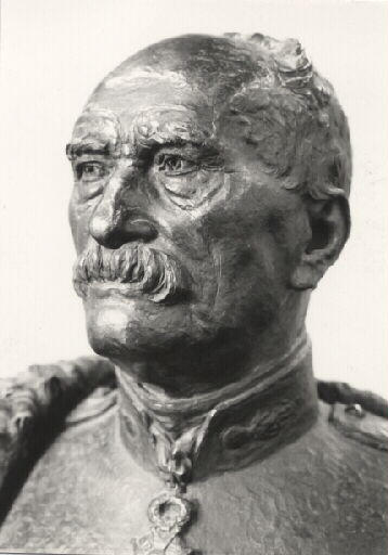 Portrait d'archéologue. Portrait en buste du Baron Eugène Stoffel (1821-1907). Vue rapprochée de trois-quarts gauche d'un tirage bronze patiné (par le chevalier De Stuers, 1906)