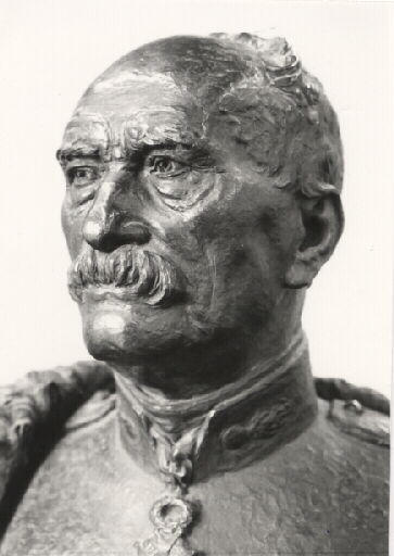 Portrait d'archéologue. Portrait en buste du Baron Eugène Stoffel (1821-1907). Vue rapprochée de trois-quarts gauche d'un tirage bronze patiné (par le chevalier De Stuers, 1906)