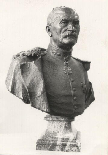 Portrait d'archéologue. Portrait en buste du Baron Eugène Stoffel (1821-1907). Vue de trois-quarts gauche d'un tirage en bronze patiné sur piédouche (par le chevalier De Stuers, 1906)