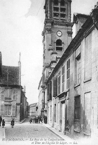 25 SOISSONS - LA RUE DE LA CONGREGATION ET TOUR DE L'EGLISE ST-LEGER