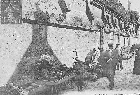 01 LAON - LE MARCHE AU CLOITRE