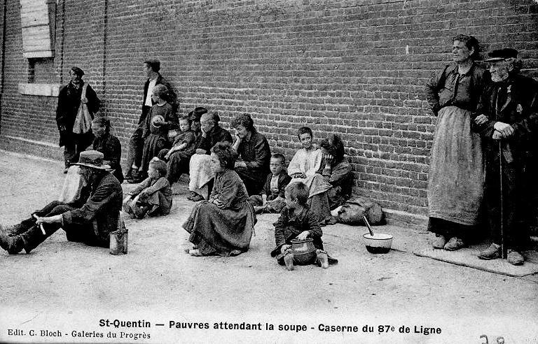 ST-QUENTIN - PAUVRES ATTENDANT LA SOUPE- CASERNE DU 87E DE LIGNE
