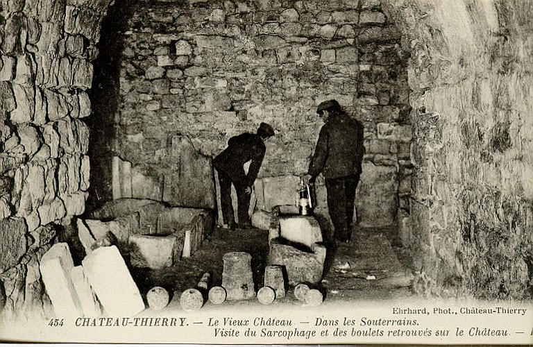 454 CHATEAU-THIERRY - LE VIEUX CHATEAU - DANS LES SOUTERRAINS. VISITE DU SARCOPHAGE ET DES BOULETS RETROUVES SUR LE CHATEAU